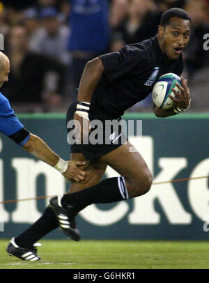 Joe Rokocoko della Nuova Zelanda durante la partita in piscina della Coppa del mondo Rugby Union al Telstra Dome di Melbourne. NESSUN UTILIZZO DEL TELEFONO CELLULARE. I SITI INTERNET POSSONO UTILIZZARE UNA SOLA IMMAGINE OGNI CINQUE MINUTI DURANTE LA PARTITA. Foto Stock