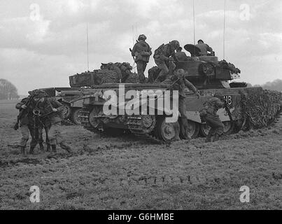 Truppe danesi sulla pianura di Salisbury. In battaglia, uomini delle Royal Danish Life Guards saltano da una cisterna in camoflage Centurion per entrare in azione durante l'allenamento con i 15/19 Hussars sulla Salisbury Plain, Wiltshire. Foto Stock