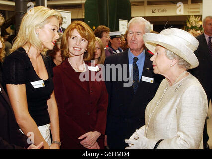 La Regina Elisabetta II della Gran Bretagna parla con nell McAndrew (a sinistra) come Jane Asher (seconda a sinistra), e la star dell'Esercito dei papi Bill Pertwee, al Museo Imperiale della Guerra. * sua Maestà ha servito nell'ATS durante la seconda guerra mondiale ed ha aperto la mostra delle donne in guerra al museo, che mette in evidenza il lavoro vitale che hanno fatto per aiutare lo sforzo di guerra. Foto Stock