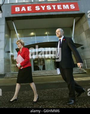 Il vice primo ministro Nicola Sturgeon e il segretario alle finanze John Swinney arrivano al cantiere navale BAE Systems Scotstoun, a Glasgow, per incontrare i direttori e i funzionari sindacali in seguito all'annuncio del gigante della difesa che 1,775 posti di lavoro saranno distribuiti in tutto il Regno Unito. Foto Stock