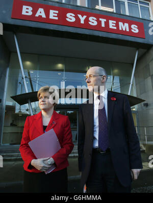 Il vice primo ministro Nicola Sturgeon e il segretario alle finanze John Swinney arrivano al cantiere navale BAE Systems Scotstoun, a Glasgow, per incontrare i direttori e i funzionari sindacali in seguito all'annuncio del gigante della difesa che 1,775 posti di lavoro saranno distribuiti in tutto il Regno Unito. Foto Stock