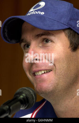 Il capitano dell'Inghilterra Michael Vaughan durante una conferenza stampa presso il team hotel di Dhaka, mentre l'Inghilterra si prepara per la serie di test contro il Bangladesh. Foto Stock