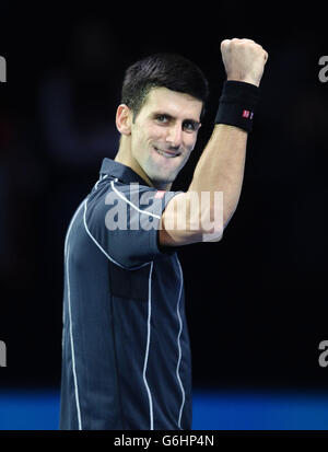 Il novak serbo Djokovic celebra la sconfitta di Stanislas Wawrinka in Svizzera durante il giorno sette delle finali dell'ATP World Tour di Barclays alla O2 Arena di Londra. Foto Stock