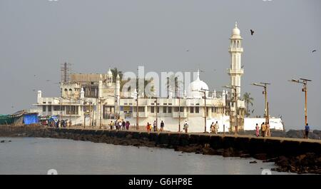 Una visione generale della Moschea di Haji Ali a Mumbai, India, che è stata visitata dal Principe di Galles il sesto giorno della sua visita ufficiale con la Duchessa di Cornovaglia, in India e Sri Lanka. Foto Stock