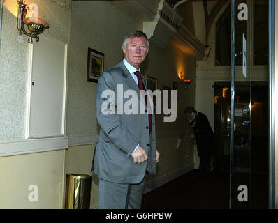 Sir Alex Ferguson arriva al Midland Hotel, Manchester, per far fronte a un'audizione della Football Association su una accusa di cattiva condotta per essere abusivo di incontrare funzionari durante lo scontro della Premier League di Manchester United a Newcastle in agosto. Il capo Unito è stato inviato nelle tribune dopo aver brillato una tirata di touchline al quarto Jeff Winter ufficiale. Ferguson ha chiesto un'audizione personale e potrebbe essere costretto a vietare la linea di contatto se ritenuto colpevole. Foto Stock