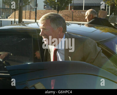 Sir Alex Ferguson arriva al Midland Hotel, Manchester, per far fronte a un'audizione della Football Association su una accusa di cattiva condotta per essere abusivo di incontrare funzionari durante lo scontro della Premier League di Manchester United a Newcastle in agosto. Il capo Unito è stato inviato nelle tribune dopo aver brillato una tirata di touchline al quarto Jeff Winter ufficiale. Ferguson ha chiesto un'audizione personale e potrebbe essere costretto a vietare la linea di contatto se ritenuto colpevole. Foto Stock