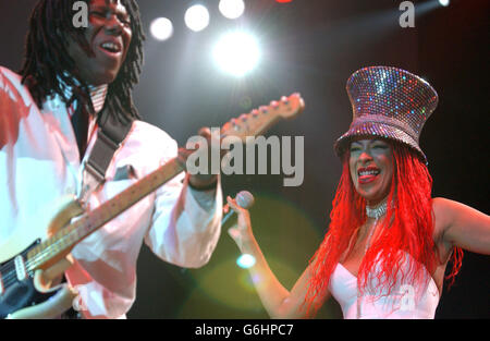 Chic che si esibisce dal vivo sul palco come parte del "Best disco in Town Live 2003" nostalgia concerto tour alla Wembley Arena di Londra. Foto Stock