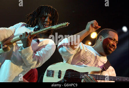 Chic che si esibisce dal vivo sul palco come parte del "Best disco in Town Live 2003" nostalgia concerto tour alla Wembley Arena di Londra. Foto Stock