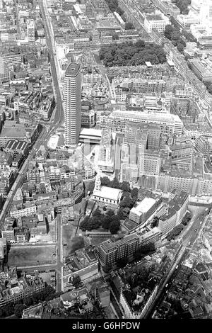 Una vista aerea della Londra centro-occidentale, dominata dal blocco degli uffici Centre Point, che è stato vuoto per nove anni. In primo piano è la Chiesa di San Giles-in-the-Fields. Foto Stock