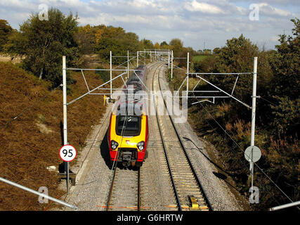 Un treno viaggia lungo una sezione della linea principale della costa occidentale tra Stoke e Maclesfield. Oggi i leader dell'Unione hanno chiesto che la manutenzione ferroviaria venga rinazionalizzata sulla scia di un'ammissione da parte dell'appaltatore di ingegneria Jarvis di aver deposto erroneamente una sezione di binario ferroviario. Le azioni di Jarvis sono calate oggi di oltre il 12%, strofinando quasi 50 milioni dal valore della società a seguito della rivelazione che Network Rail stava indagando asserzioni che la società ha inserito documenti falsificati sul lavoro in pista tra Macclesfield e Stoke-on-Trent. 12/07/04: Il Cancelliere Gordon Brown ha fornito un Foto Stock