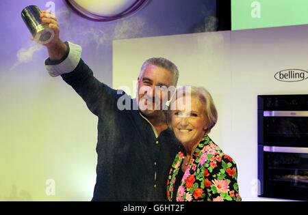 Paul Hollywood con Mary Berry all'apertura del BBC Good Food Show di Londra presso il centro espositivo Olympia di Londra. Foto Stock