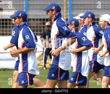 Inghilterra il fast bowler Steve Harmison (al centro) scherza con i compagni di squadra durante una sessione di team net allo stadio Chittagong, in Bangladesh, in vista della seconda prova match contro il Bangladesh, in Inghilterra guida la serie 1-0. Harmison è un dubbio per il gioco dopo aver subito una recidiva di una lesione alla schiena più bassa ed essere costretto a perdere pratica. Foto Stock