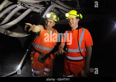 Il Cancelliere George Osborne (destra) parla con il minatore Dave Hawells durante la sua visita a Thoresby Colliery, nel Nottinghamshire. Foto Stock