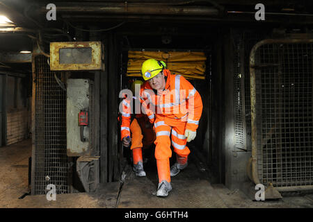 Il Cancelliere George Osborne emerge dall'ascensore dopo aver incontrato i minatori durante la sua visita a Thoresby Colliery, Nottinghamshire. Foto Stock