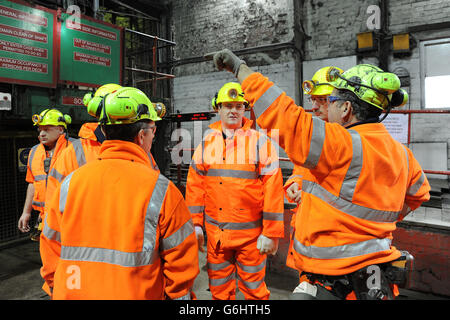 Osborne visite Thoresby Colliery Foto Stock