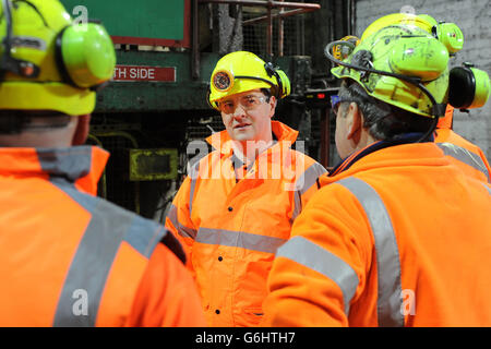 Il Cancelliere George Osborne (centro) si prepara a scendere lungo la miniera durante la sua visita a Thoresby Colliery, Nottinghamshire. Foto Stock