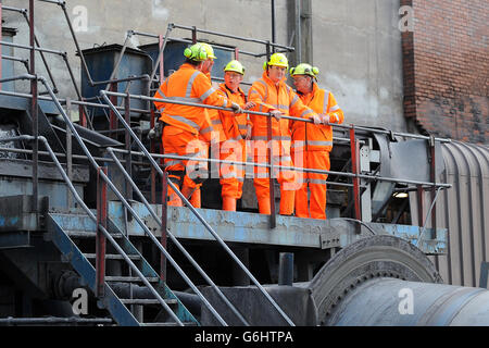 Il Cancelliere George Osborne (centro) durante la sua visita a Thoresby Colliery, Nottinghamshire. Foto Stock