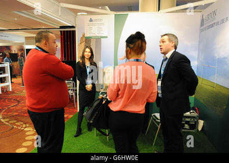 I partecipanti visitano lo stand Airton Risk Management il giorno 2 di Rugby Expo 2013 a Twickenham. Foto Stock