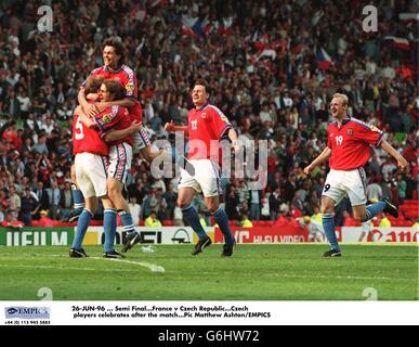Euro 96. Semifinale. Francia / Repubblica ceca. I giocatori cechi festeggiano dopo la partita Foto Stock