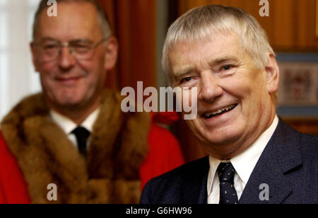 Il ministro degli interni tedesco otto Schilly sorride ampiamente, dopo aver ricevuto la libertà della città di Londra, presso la Guildhall. Herr Schilly è stato nominato dall'ex sindaco di Londra, Alderman Sir Clive Martin (a sinistra), per il suo lavoro nelle relazioni anglo-tedesche. Guarda la storia di PA. Foto Stock