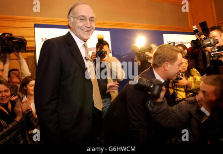 Il Cancelliere ombra Michael Howard, alla Saatchi Gallery presso la County Hall di Londra, annuncia che correrà per la leadership del Partito conservatore, a seguito dell'attuale leader, Iain Duncan Smith, che ieri non ha garantito un voto di fiducia. Duncan Smith continuerà a essere leader fino a quando non verrà deciso un successore. Foto Stock