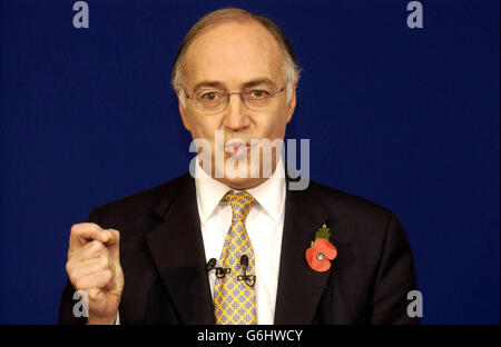 Michael Howard annuncia che verrà eseguito per la leadership Foto Stock