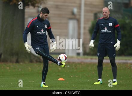 Calcio - International friendly - Inghilterra v Germania - Inghilterra Training Session - London Colney. I guardiani inglesi Fraser Forster (a sinistra) e John Ruddy durante l'allenamento Foto Stock