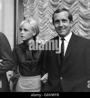 Intrattenimento - Britt Ekland. Attrice e cantante svedese Britt Ekland (l) con l'attore Ian Hendry . Foto Stock