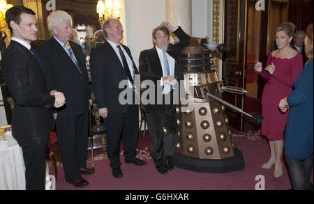 La contessa di Wessex incontra Matt Smith, Tom Baker, Peter Davison, John Hurt e un dalek mentre ospita un ricevimento a Buckingham Palace per celebrare il 50 ° anniversario di Doctor Who. I props dello spettacolo, tra cui due versioni dei Tardi, un paio di Dalek e K-9 il cane robot, sono stati allestiti nella Sala dell'aratro del Palazzo. Foto Stock