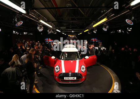 La nuova BMW Mini viene presentata presso il loro stabilimento di Oxford in concomitanza con il 107° anniversario della nascita del designer dell'auto, Sir Alec Issigonis. Foto Stock