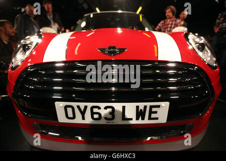 La nuova BMW Mini viene presentata presso il loro stabilimento di Oxford in concomitanza con il 107° anniversario della nascita del designer dell'auto, Sir Alec Issigonis. Foto Stock