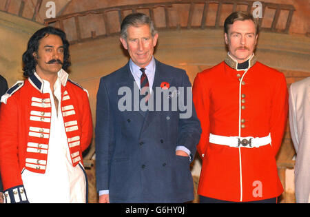 Il Principe del Galles si trova con l'attore indiano Aamir Khan (a sinistra) e l'attore britannico Toby Stevens durante una visita a Mumbai, India, per vedere le riprese di un nuovo film di Bollywood, The Rising . Il principe visitò anche il Chhatrapati Shivaji Terminus durante il suo soggiorno nel centro finanziario dell'India. Foto Stock