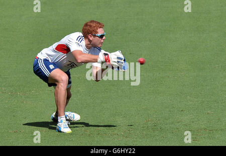 Johnny Bairstow in Inghilterra pratica la cattura durante la sessione di reti a Gabba, Brisbane, Australia. Foto Stock