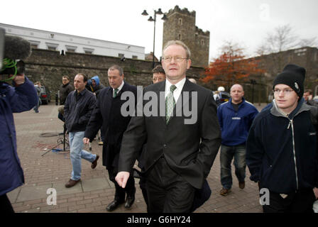 Martin McGuinness di Sinn Fein (centro) arrivando alla Guildhall di Londonderry con i colleghi di Sinn Fein per dare prova alla domanda della domenica di Bloody. McGuinness, che ha ammesso di essere secondo al comando dell'IRA la domenica di Bloody, ha dichiarato di essere stato all'inchiesta di Saville per dire la verità sui 1972 assassini dell'esercito britannico nella città. Foto Stock