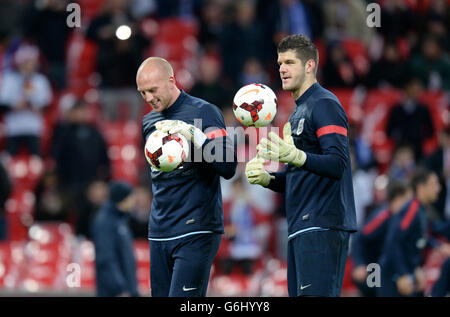 Calcio - Internazionale amichevole - Inghilterra / Germania - Stadio di Wembley. I guardiani inglesi John Ruddy e Fraser Forster (a destra) durante il riscaldamento Foto Stock