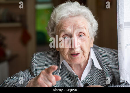 Donna anziana gesti nella conversazione. Foto Stock