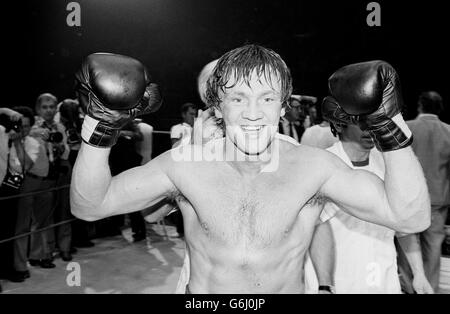 Tony Sibson festeggiamenti conservando il Middleweight europeo EBU dopo aver fermato Alan Minter nel 3° round. Foto Stock