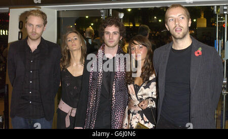 Chris Martin arriva con la sua band per la prima britannica di Sylvia a Odeon Leicester Square nel centro di Londra. La prima Sylvia segna la notte di chiusura del Times BFI London Film Festival. Foto Stock