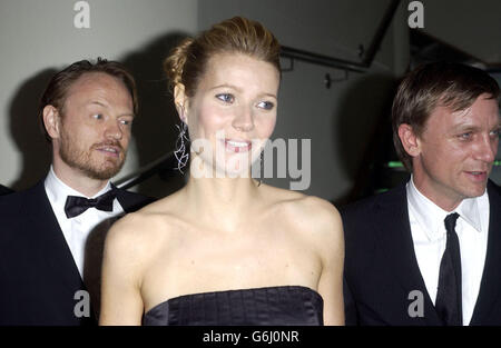 Le star del film (da sinistra a destra) Gerald Harris, Gwyneth Paltrow e Daniel Craig arrivano per la prima inglese di Sylvia a Odeon Leicester Square nel centro di Londra. La prima Sylvia segna la chiusura del Times BFI London Film Festival. Foto Stock