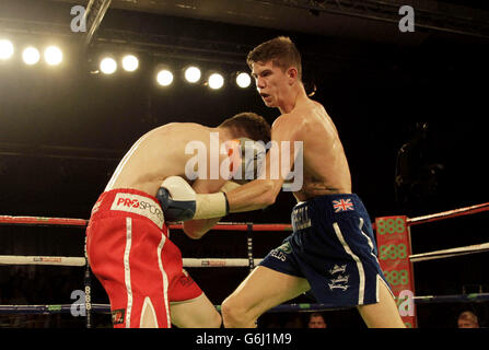 Luke Campbell di Hull (a destra) sul suo cammino per sconfiggere Lee Connelly di Chesterfield durante il Concorso di pesi leggeri alla Hull Arena, Hull. Foto Stock