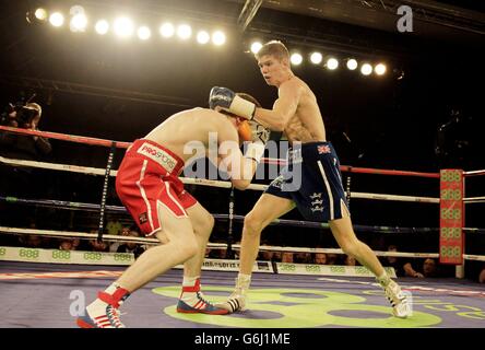 Luke Campbell di Hull (a destra) sul suo cammino per sconfiggere Lee Connelly di Chesterfield durante il Concorso di pesi leggeri alla Hull Arena, Hull. Foto Stock