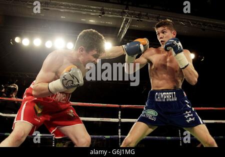 Pugilato - Concorso leggero - Luke Campbell v Lee Connelly - Hull Arena. Hull's Luke Campbell (a destra) sulla strada per sconfiggere Lee Connelly di Chesterfield durante il Lightweight Contest alla Hull Arena di Hull. Foto Stock