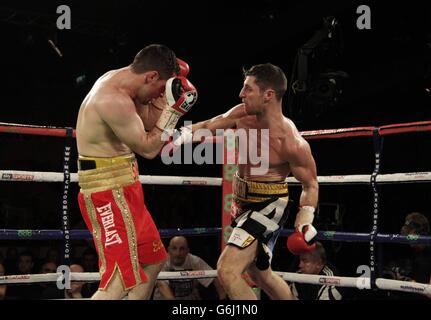 Tommy Coyle di Hull (a destra) in azione contro John Simpson di Greenock durante la battaglia dell'InterContinental Lightweight Championship Vacant IBF alla Hull Arena di Hull. Foto Stock