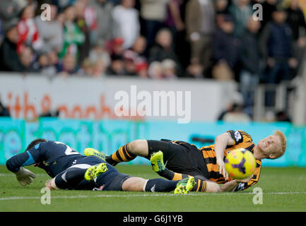 Calcio - Barclays Premier League - Hull City / Sunderland - KC Stadium. Paul McShane di Hull City e Keiren Westwood di Sunderland si scontrano durante la partita della Barclays Premier League al KC Stadium di Hull. Foto Stock