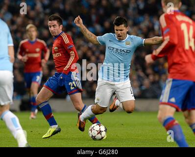 Calcio - UEFA Champions League - Gruppo D - Manchester City / CSKA Mosca - Etihad Stadium. Zoran Tosic (a sinistra) di CSKA Mosca e Sergio Aguero di Manchester City combattono per la palla Foto Stock