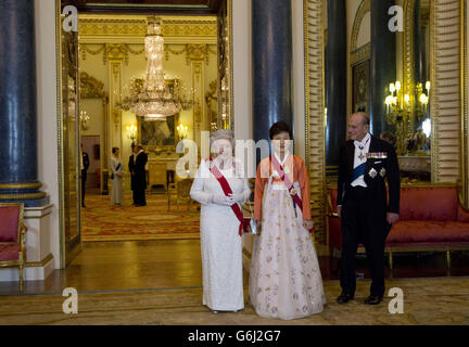 La regina Elisabetta II, il presidente della Corea del Sud Park Geun-hye e il duca di Edimburgo camminano verso un banchetto di stato a Buckingham Palace, Londra. Foto Stock