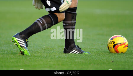 Calcio - Sky Bet Championship - Millwall / Burnley - The New Den. David Forde, portiere di Millwall, dà il calcio alla partita ufficiale della Football League, la Mitre Delta V12 Fluo Foto Stock