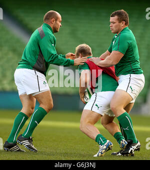 Ireland's Rory Best (a sinistra) Luke Marshall (centro) e Jack McGrath durante la Captain's Run all'Aviva Stadium, Dublino, Irlanda. Foto Stock