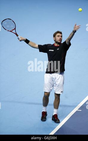 Stanislas Wawrinka compete contro David Ferrer durante il quinto giorno delle finali dell'ATP World Tour di Barclays all'O2 Arena di Londra. Foto Stock