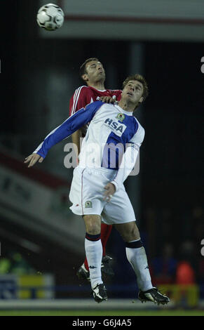 Il capitano di Blackburn Rovers Garry Flitcroft (in primo piano) si sbatte per l'alta palla con Josip Skoko di Genclerbirligi, durante la loro partita di prima e seconda tappa della Coppa UEFA all'Ewood Park di Blackburn. Foto Stock